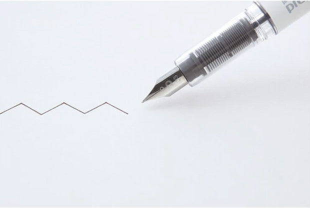 Example of fountain pen drawing a zig zag line with its black ink.
