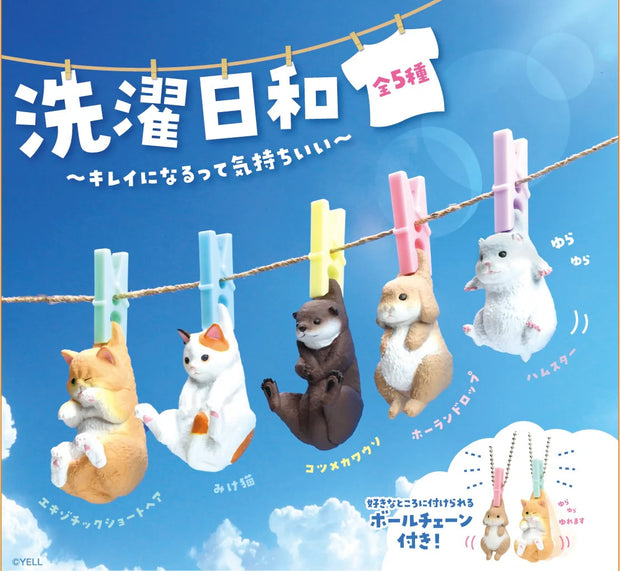 Set of animal figures being hung from clothespins on a rope against a blue sky background with Japanese text.