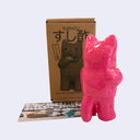 Pink cat-shaped sculpture with a cardboard box labeled 'SUSHIZU' in the background.