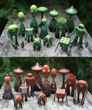 Collection of alien figures, in green and brown colorways.