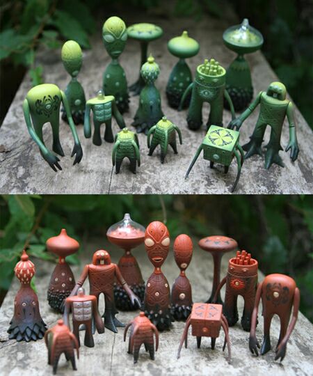 Collection of alien figures, in green and brown colorways.