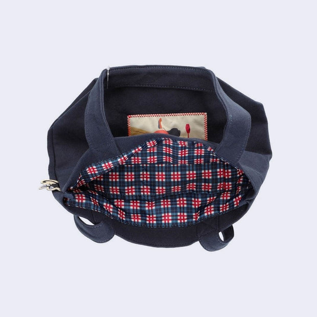 Inside view of the bag, lined with a plaid fabric and with 2 inner pockets.