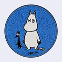 Circular fluffy blue sticker with Moomin characters on a blue background