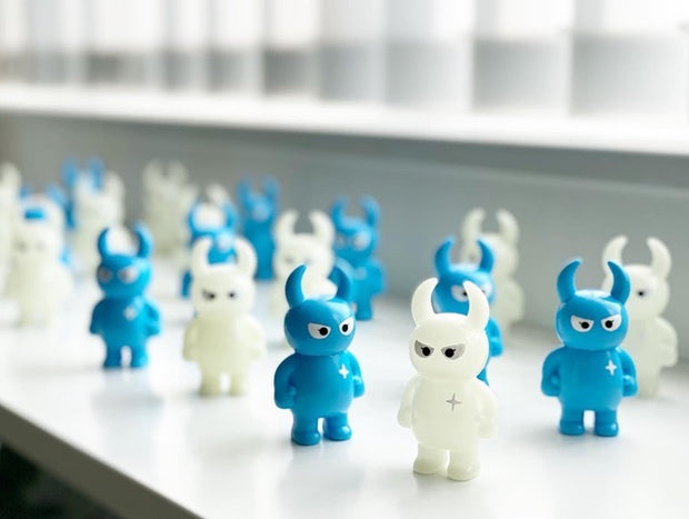 A window sill with many Big Boss Uamou figures, alternating between cyan colored and a semi translucent white (glow in the dark).