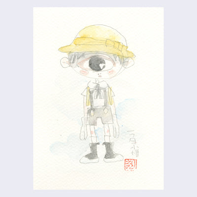 Pencil and watercolor illustration of a cartoon cyclops character standing, wearing a yellow hat with a bow and black overall shorts, with yellow backpack straps showing. There is faint blue watercoloring behind the character and Japanese writing to the right.