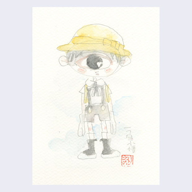 Pencil and watercolor illustration of a cartoon cyclops character standing, wearing a yellow hat with a bow and black overall shorts, with yellow backpack straps showing. There is faint blue watercoloring behind the character and Japanese writing to the right.